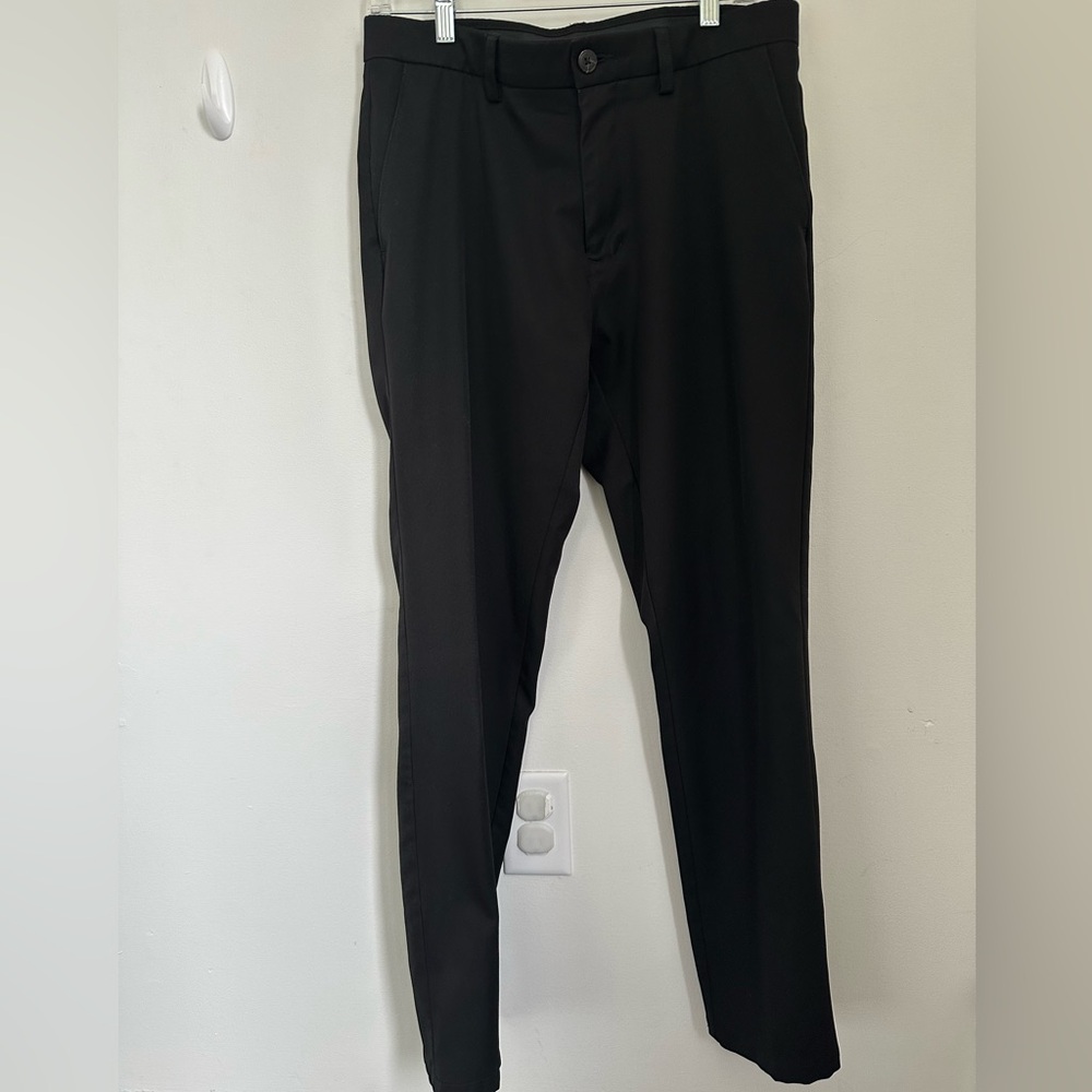 Haggar Men’s Black Dress Pants Sleek Straight-Leg Design